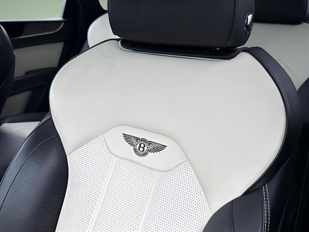 Used 2023 Glacier White Bentley V8 image 20
