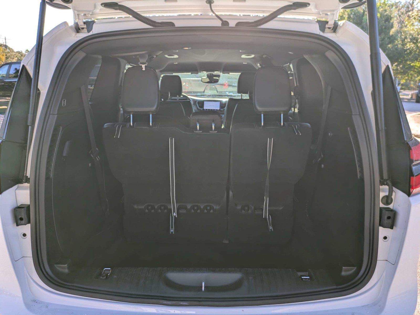 Used 2025 Chrysler Pacifica Van