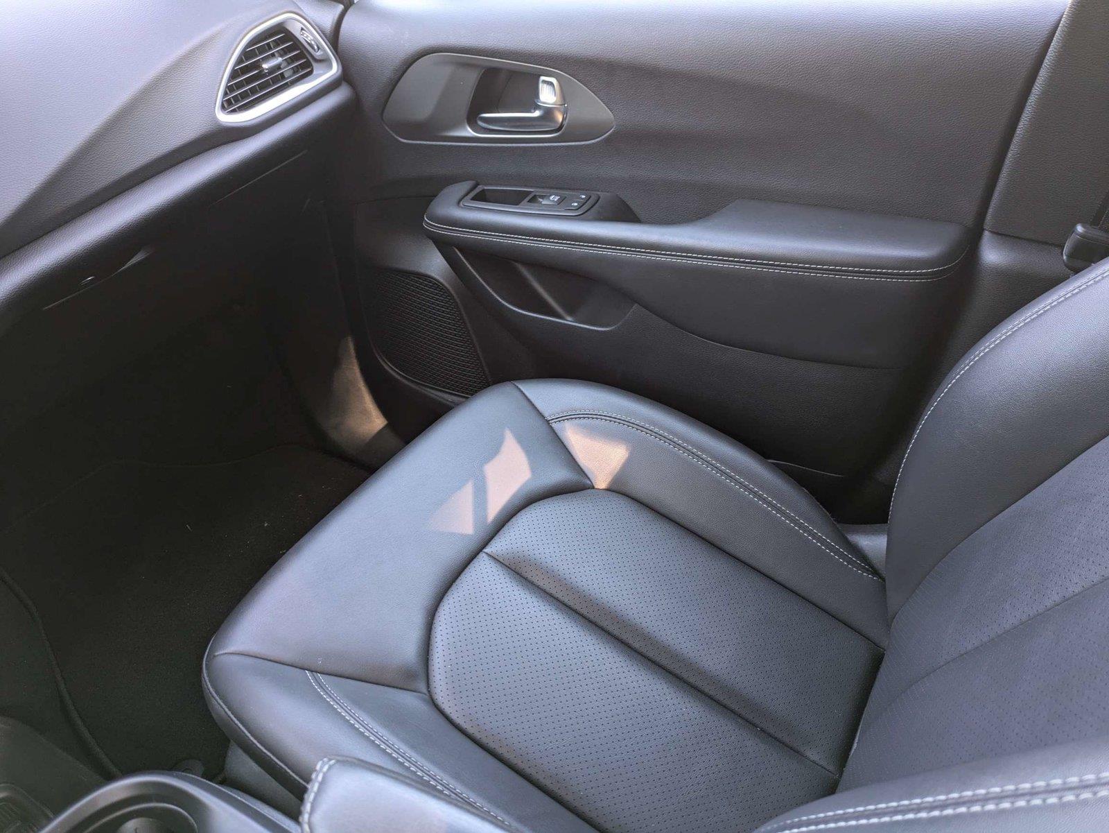 Used 2025 Chrysler Pacifica Van