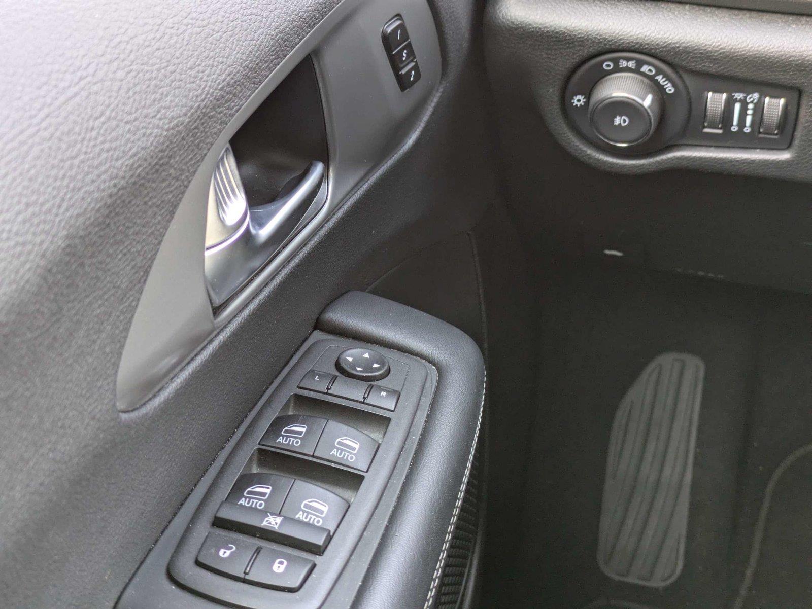 Used 2025 Chrysler Pacifica Van
