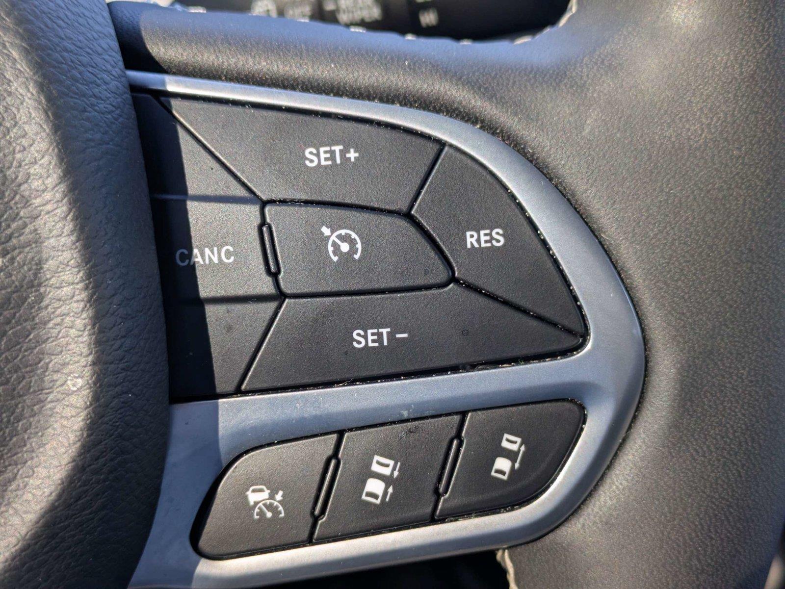 Used 2025 Chrysler Pacifica Van