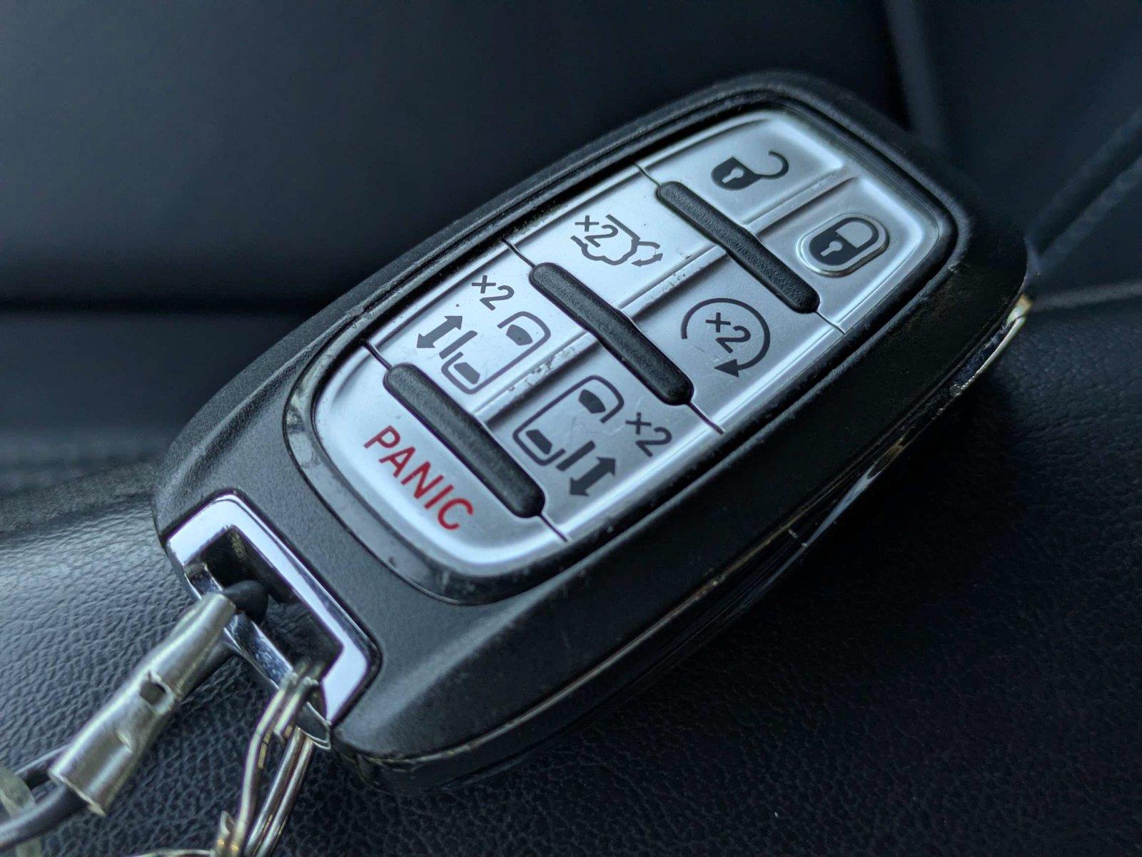 Used 2025 Chrysler Pacifica Van