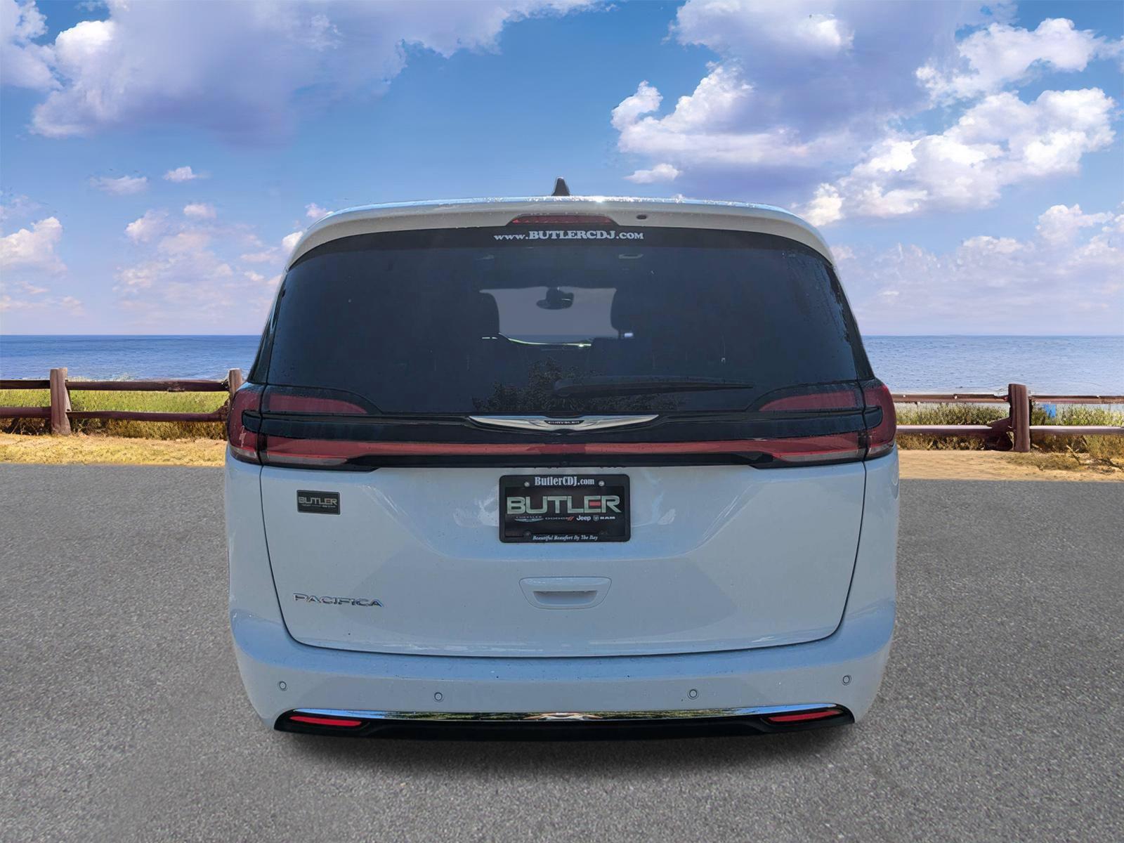 Used 2025 Chrysler Pacifica Van