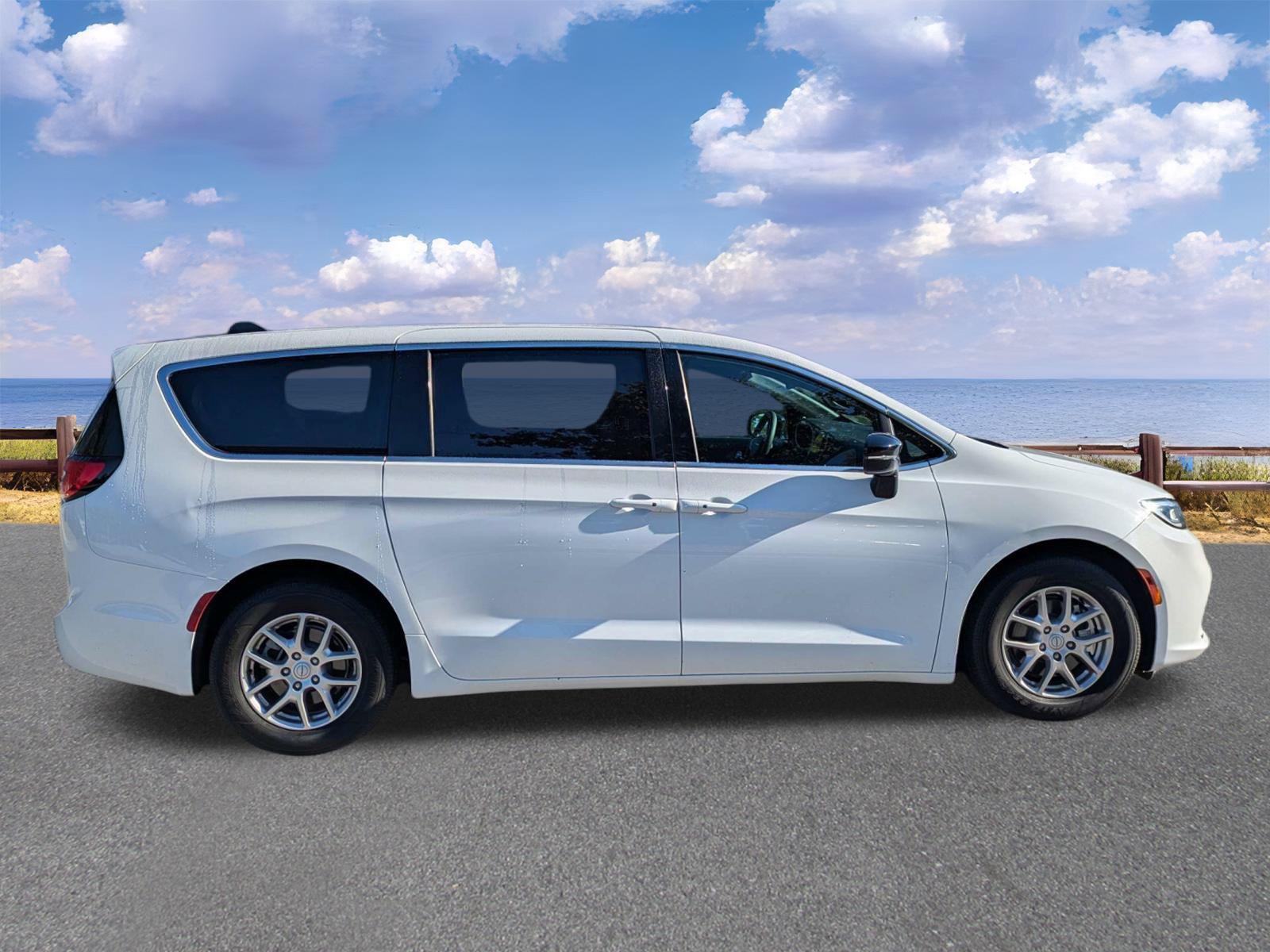 Used 2025 Chrysler Pacifica Van