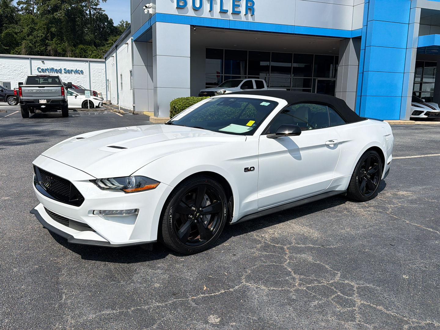 Oxford White 2021 Ford Mustang Convertible Rear-Wheel Drive 6-Speed Manual