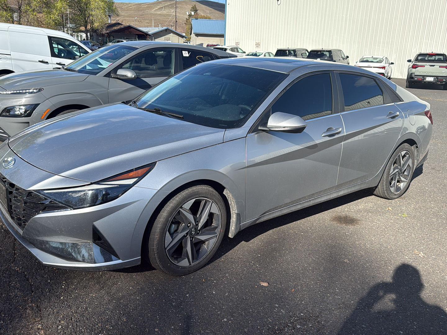 Shimmering Silver Pearl 2023 Hyundai Elantra Limited FWD Sedan Front-Wheel Drive Continuously Variable Transmission