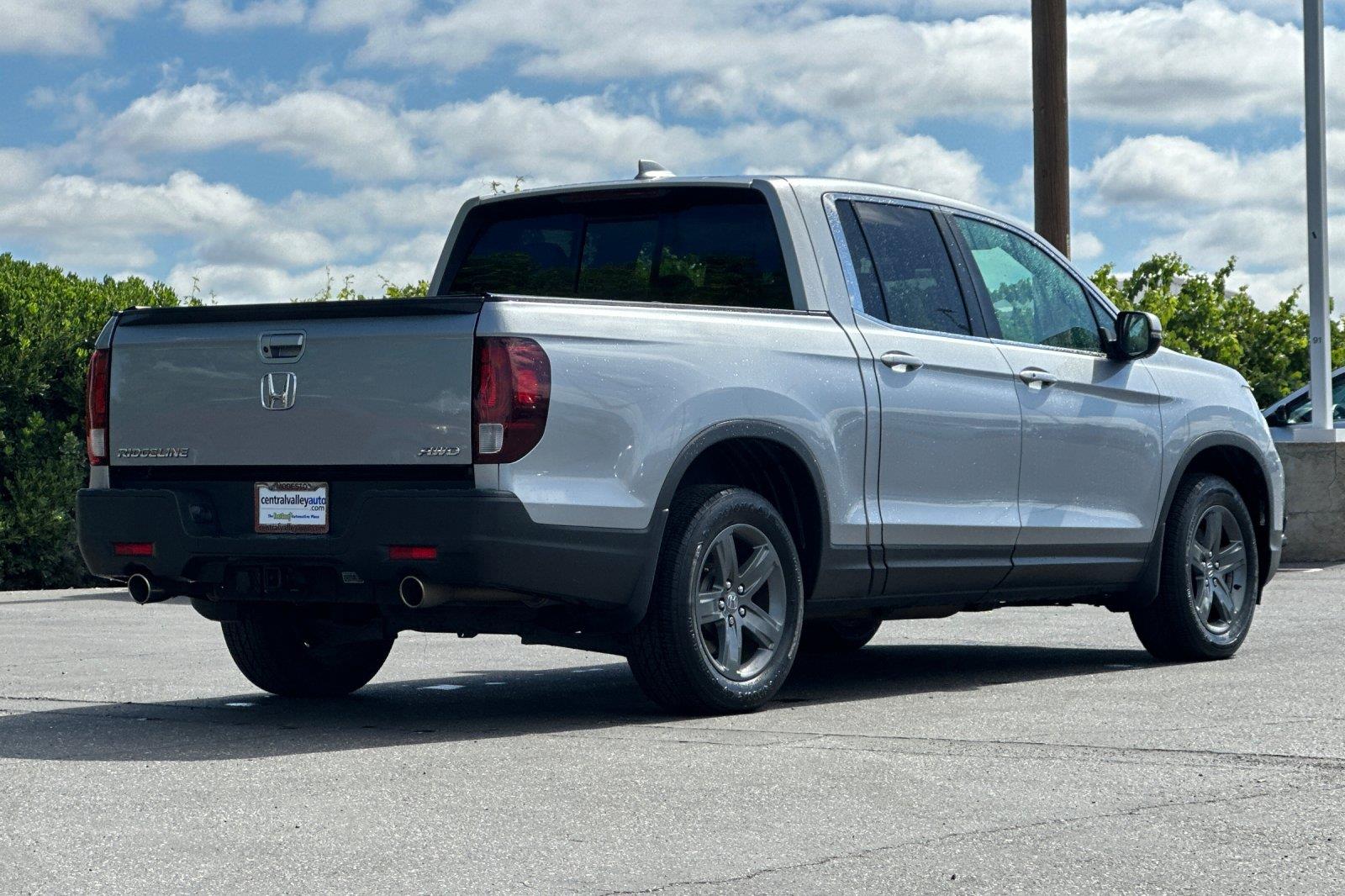 View vehicle photo 4
