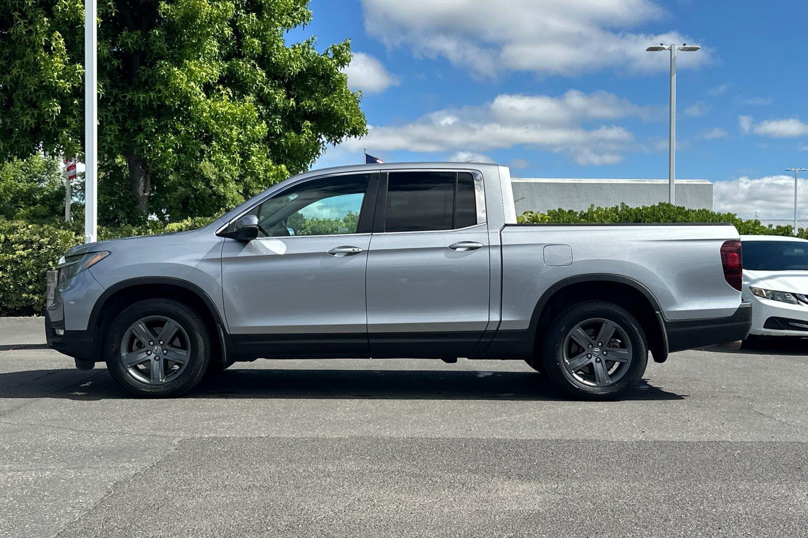 View vehicle photo 7