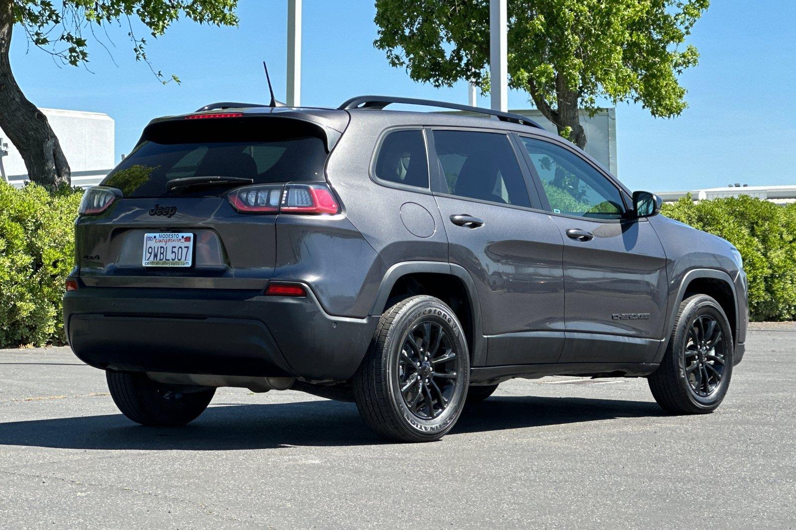 View vehicle photo 4