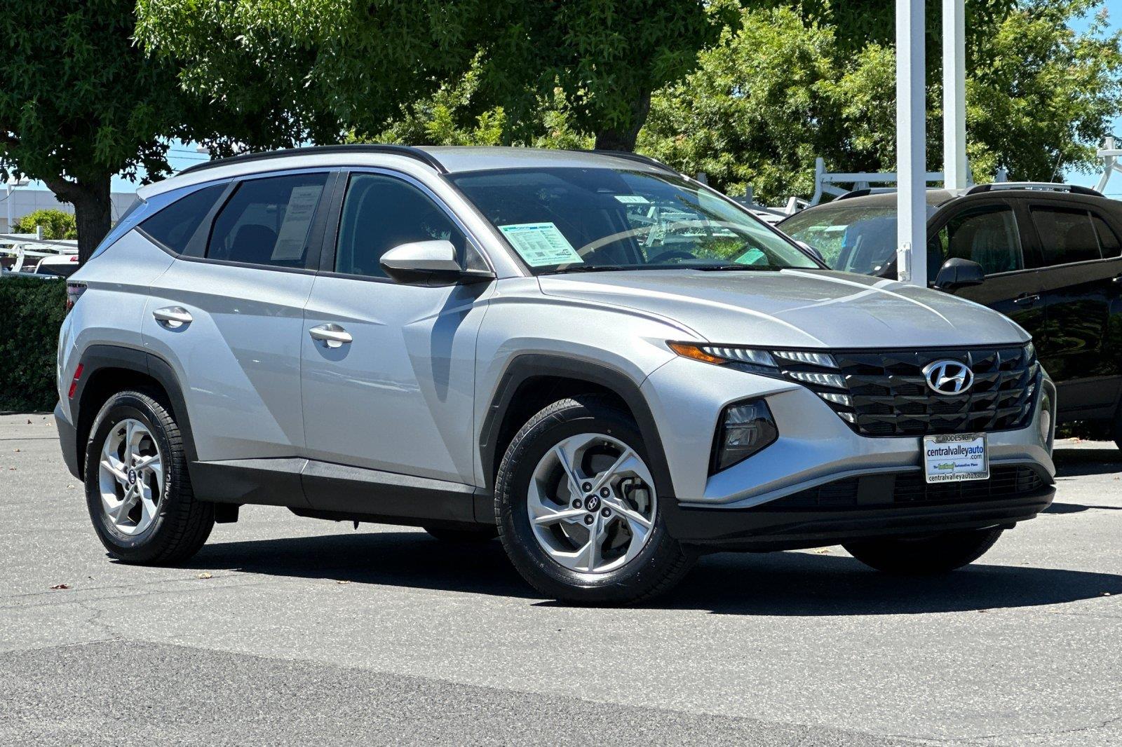 Shimmering Silver 2024 Hyundai Tucson SUV / Crossover Front-Wheel Drive Automatic