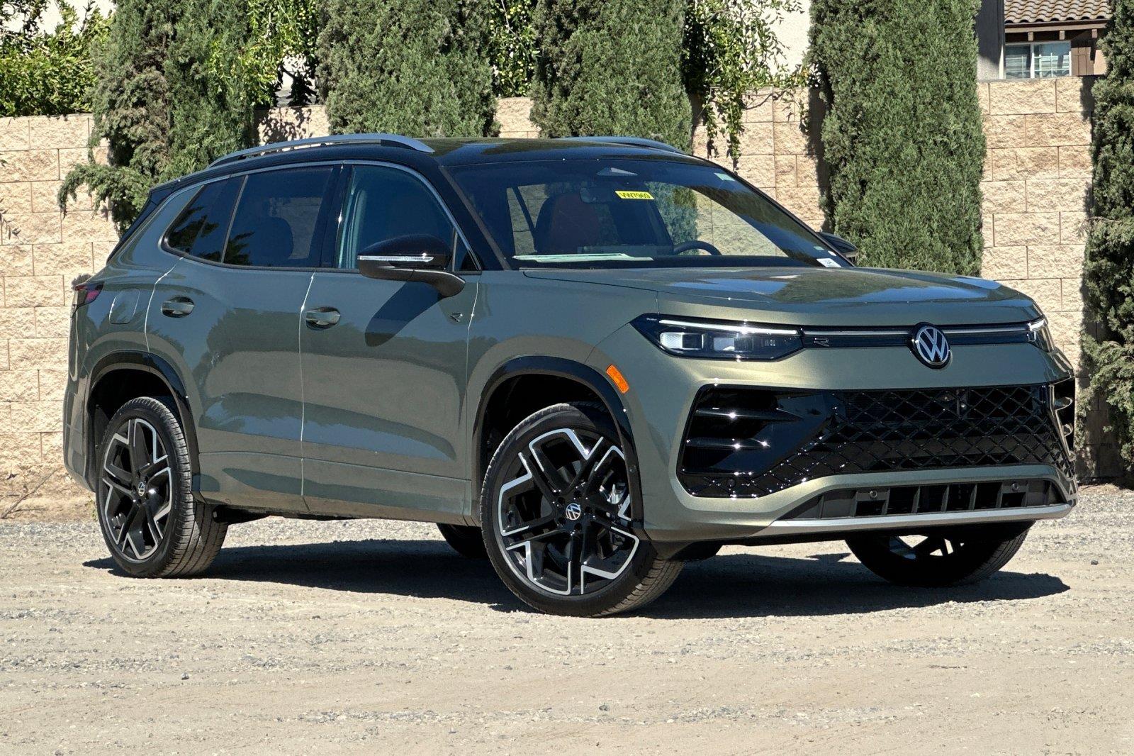Avocado Green w/Deep Black Roof 2026 Volkswagen Tiguan SUV / Crossover All-Wheel Drive Automatic