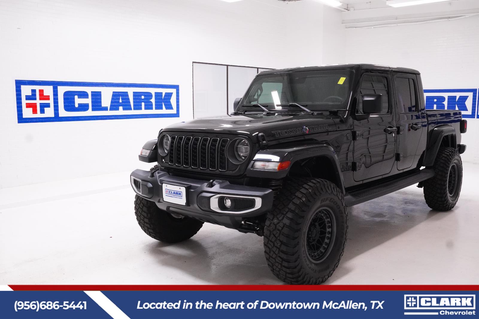Black Clearcoat 2024 Jeep Gladiator Texas Trail Crew Cab 4WD Pickup Truck Four-Wheel Drive 8-Speed Automatic