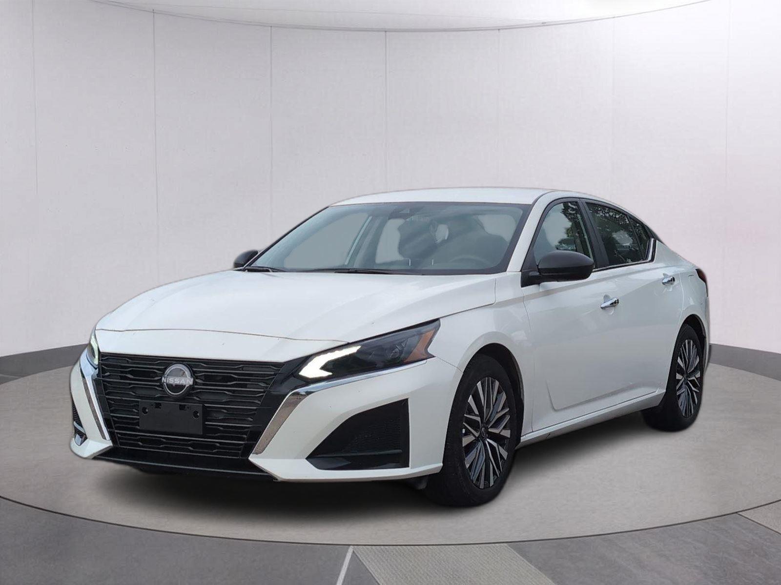 Glacier White 2025 Nissan Altima Sedan Front-Wheel Drive Continuously Variable Transmission