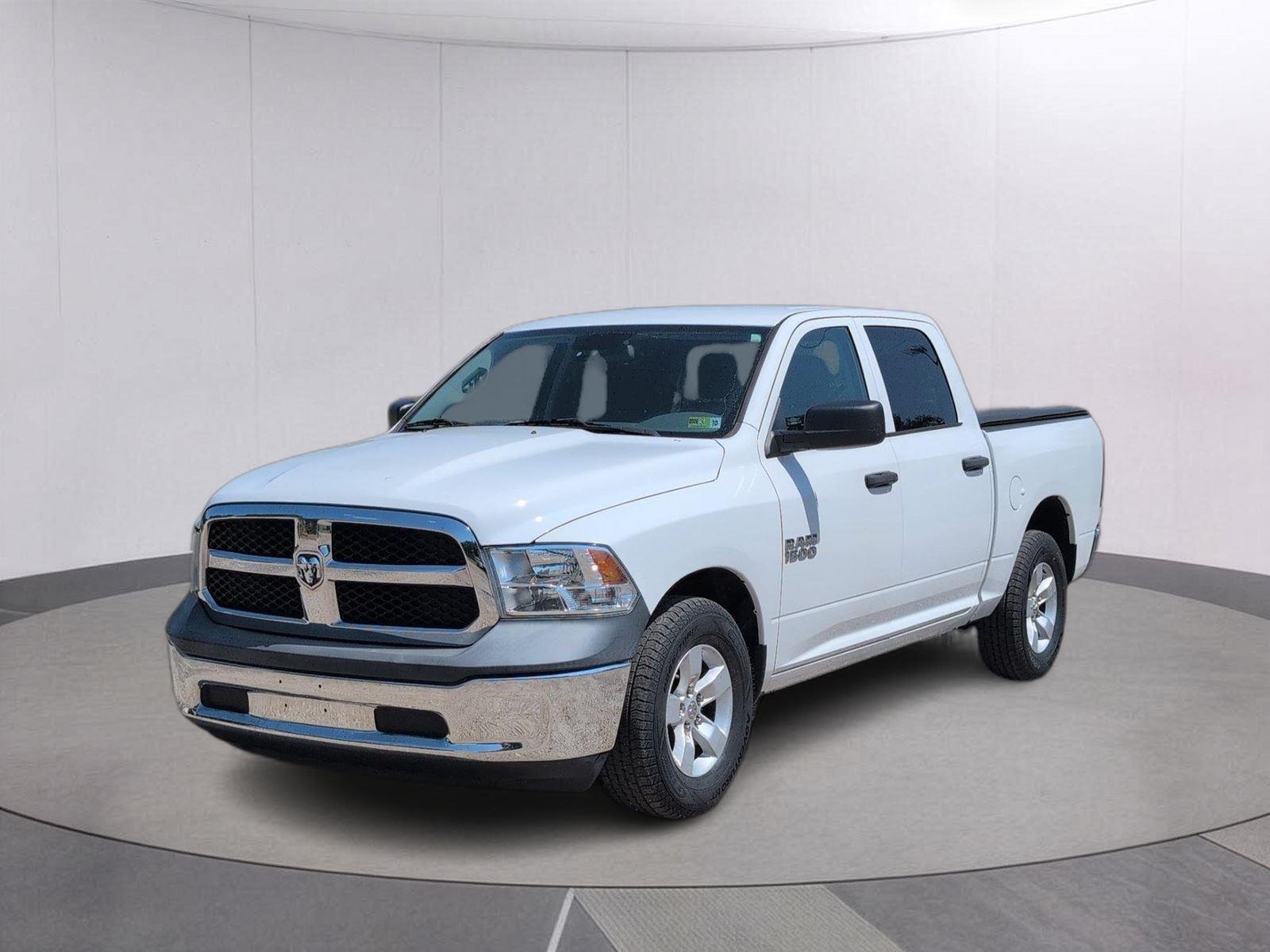 Bright White Clearcoat 2018 RAM 1500 Pickup Truck 4X2 8-Speed Automatic