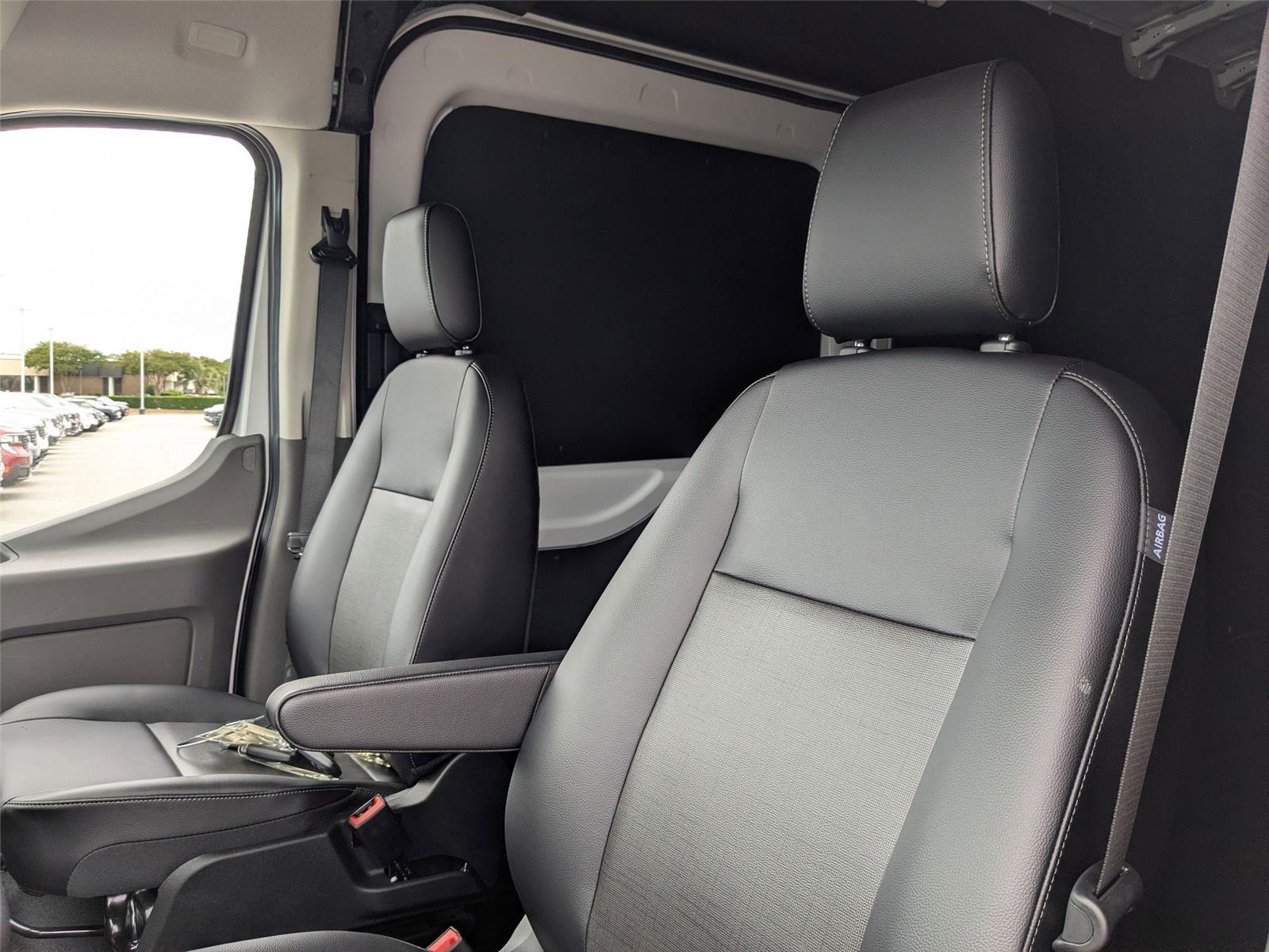 New 2026 Oxford White Ford T350 image 14
