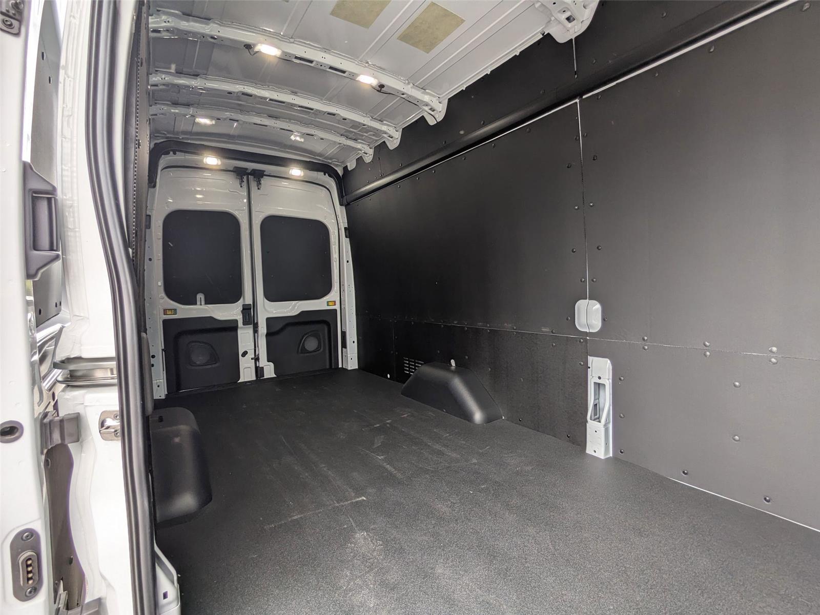 New 2026 Oxford White Ford T350 image 22