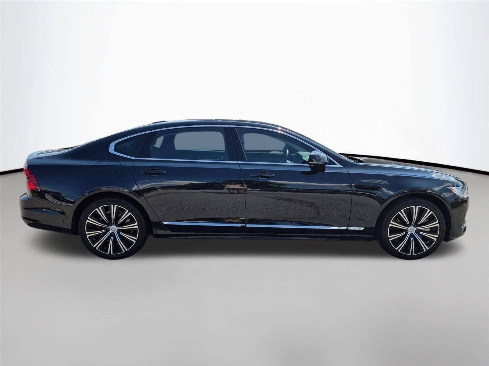 Used 2024 Onyx Black Metallic Volvo Plus image 4