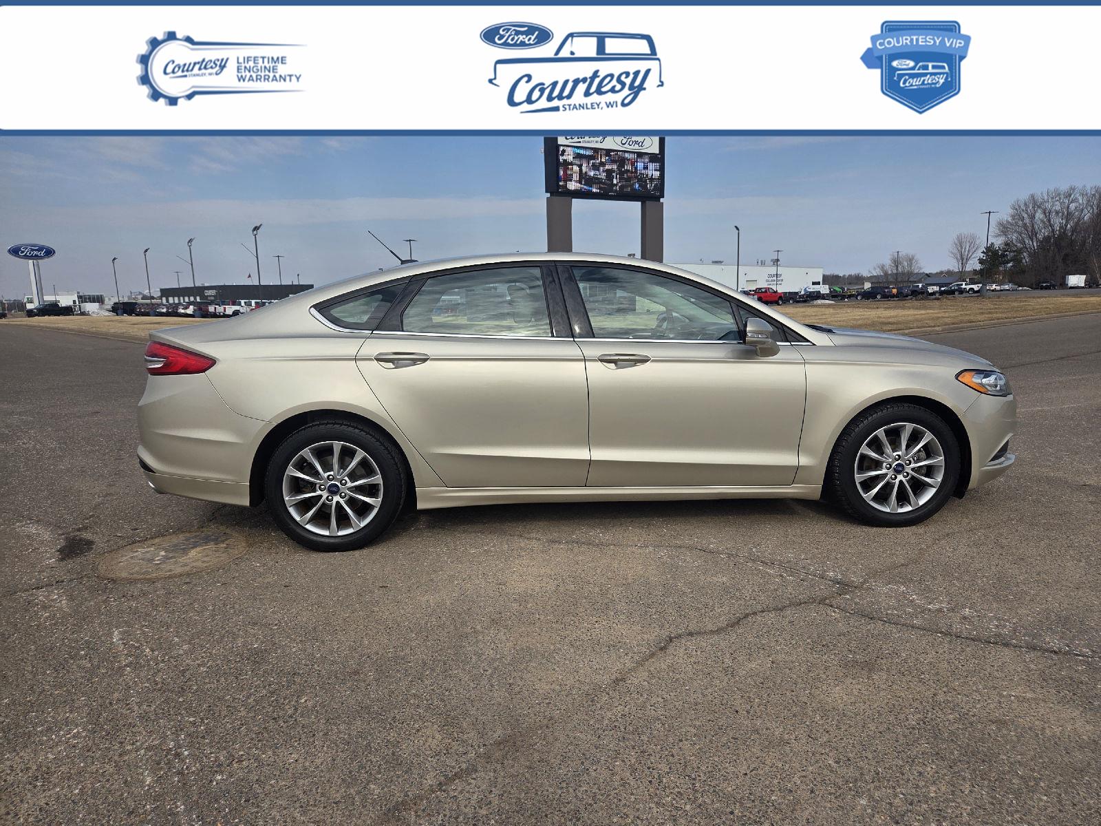 White Gold 2017 Ford Fusion SE Sedan Front-Wheel Drive Automatic