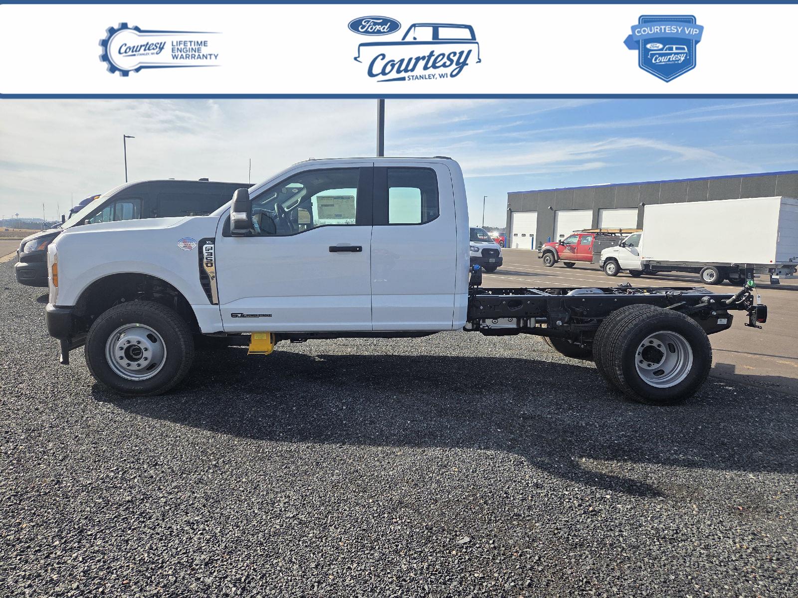 Oxford White 2026 Ford F-350 Super Duty Chassis XL SuperCab DRW 4WD Pickup Truck Four-Wheel Drive Automatic
