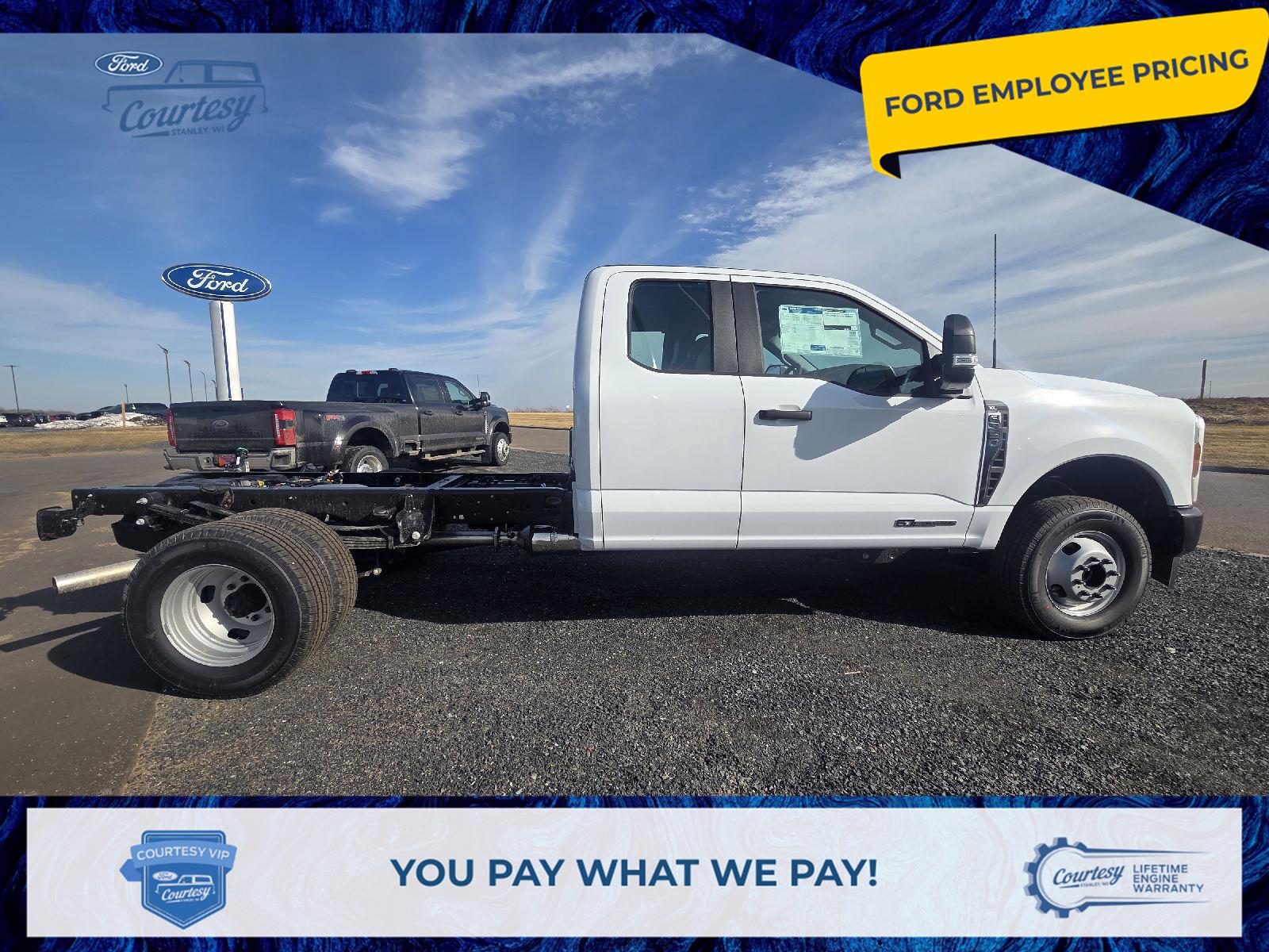 Oxford White 2026 Ford F-350 Super Duty Chassis Pickup Truck Four-Wheel Drive Automatic