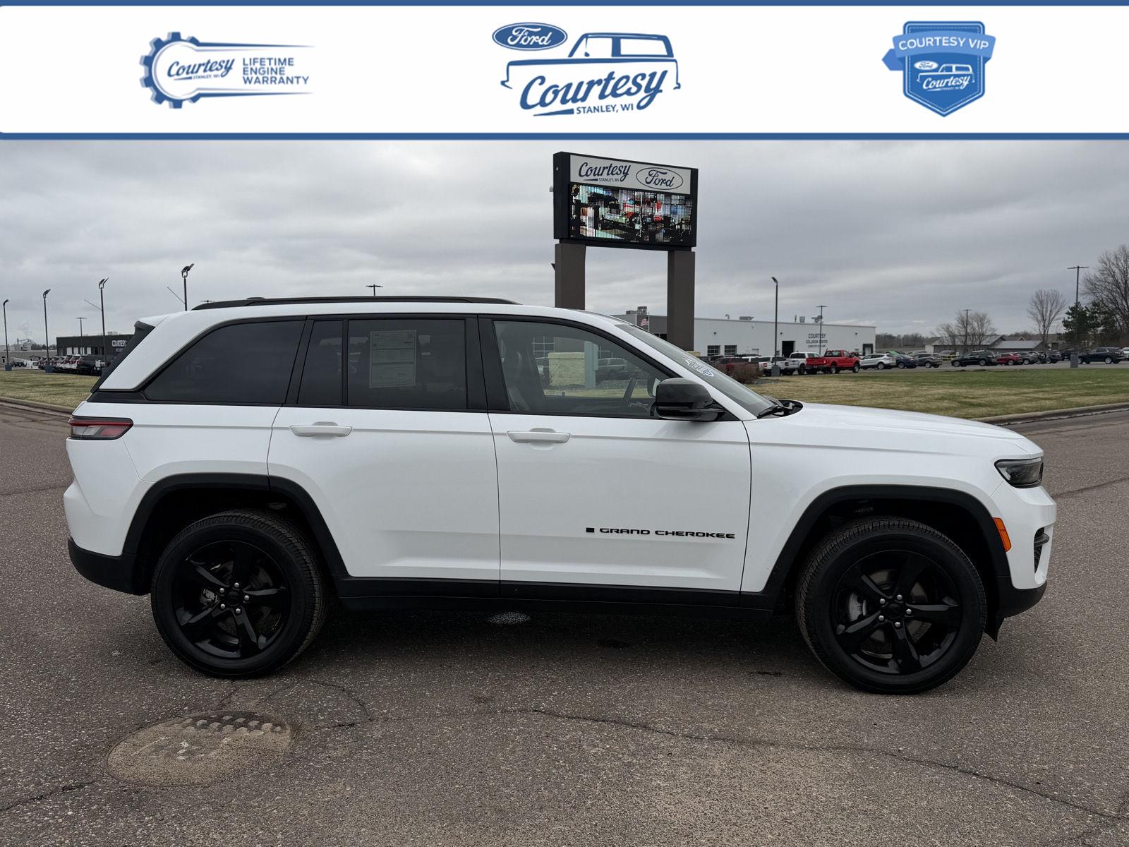 Bright White Clearcoat 2023 Jeep Grand Cherokee Altitude 4WD SUV / Crossover Four-Wheel Drive 8-Speed Automatic