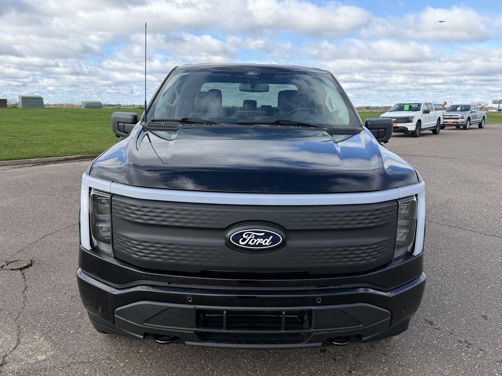 View vehicle photo 3