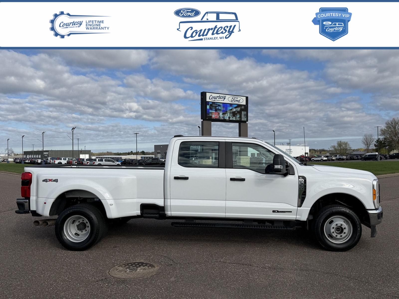 Oxford White 2023 Ford F-350 Super Duty XL Crew Cab LB DRW 4WD Pickup Truck Four-Wheel Drive Automatic