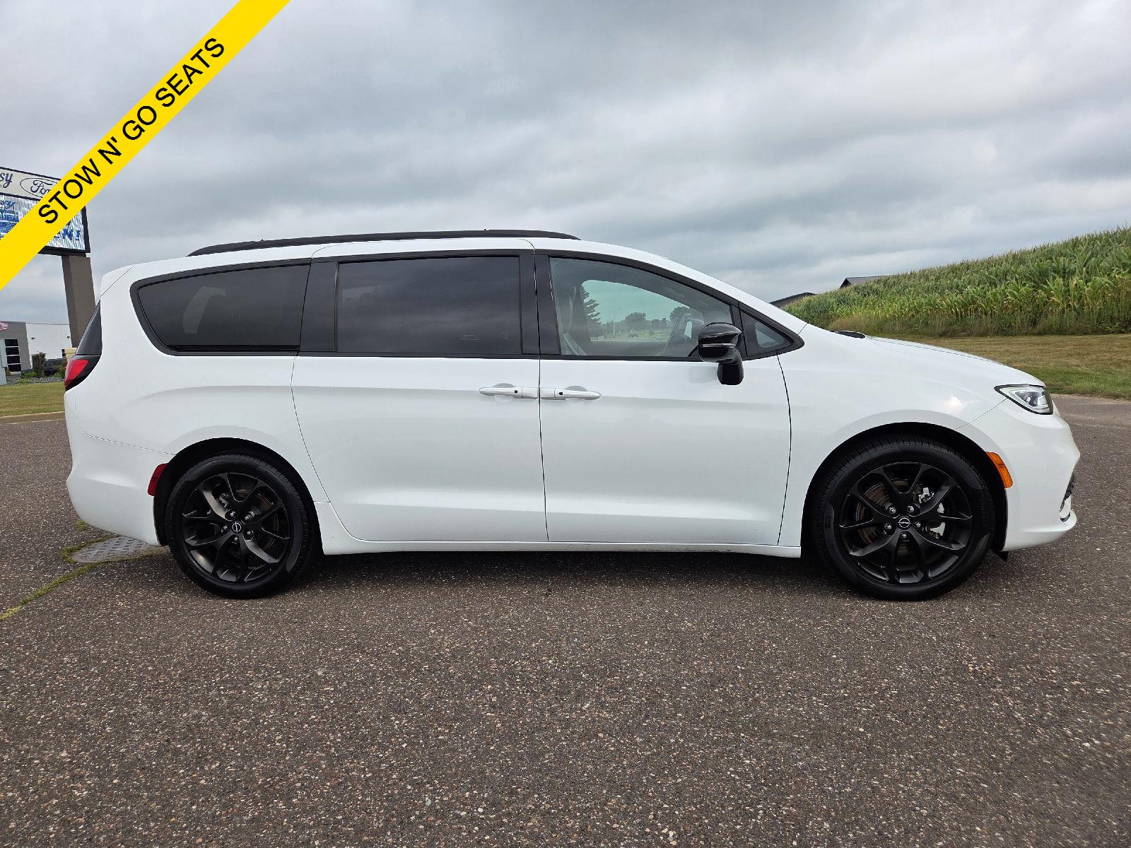 Bright White Clearcoat 2026 Chrysler Pacifica Minivan Front-Wheel Drive 9-Speed Automatic
