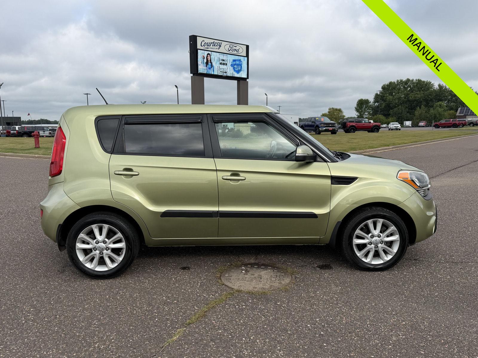 Alien Pearl Metallic 2013 Kia Soul Wagon Front-Wheel Drive Manual