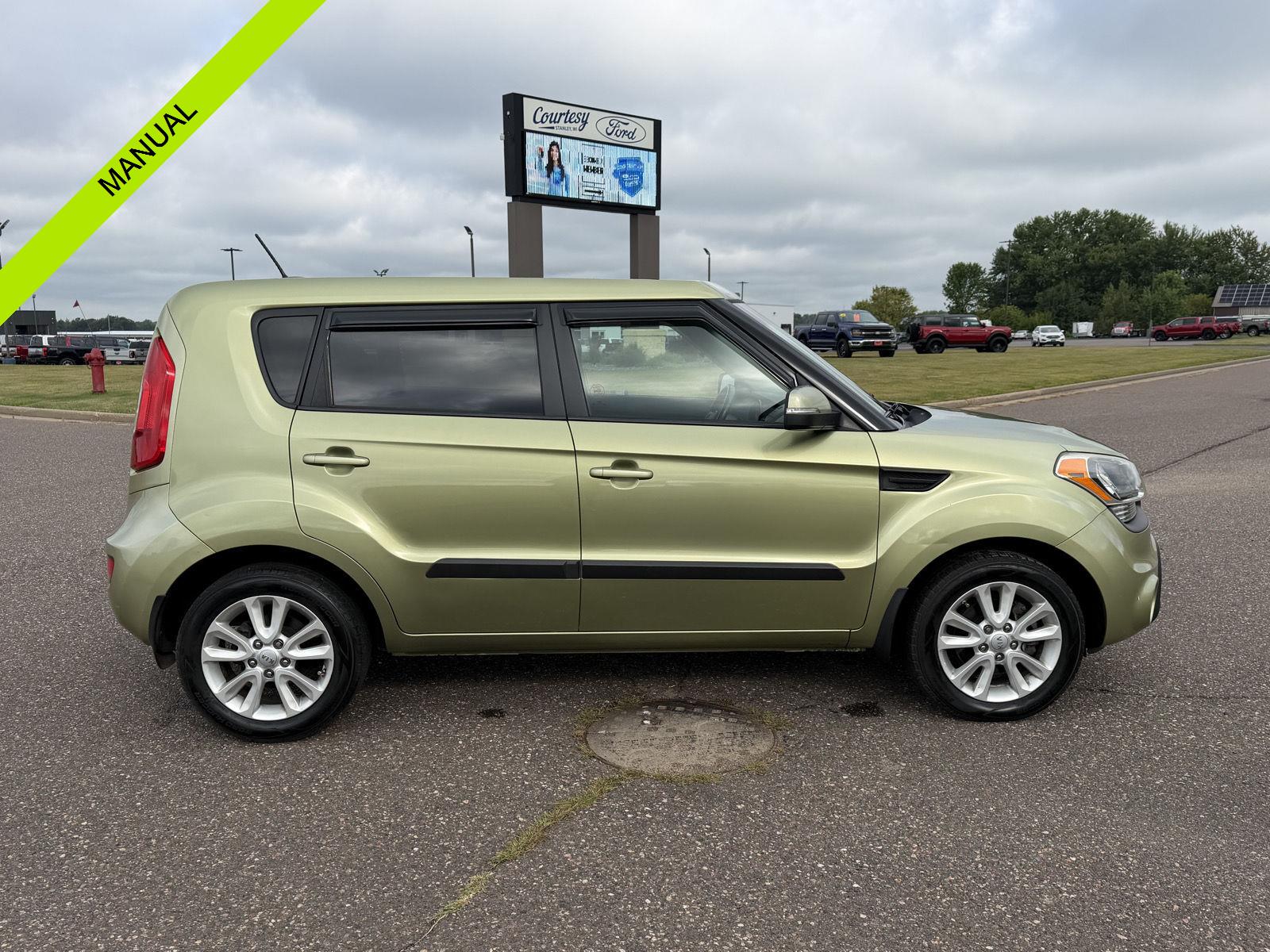 Alien Pearl Metallic 2013 Kia Soul Wagon Front-Wheel Drive Manual