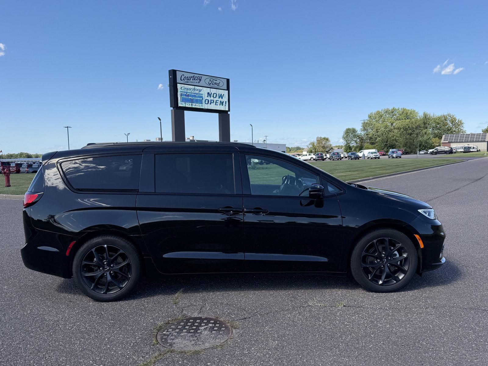 2025 Chrysler Pacifica Limited FWD