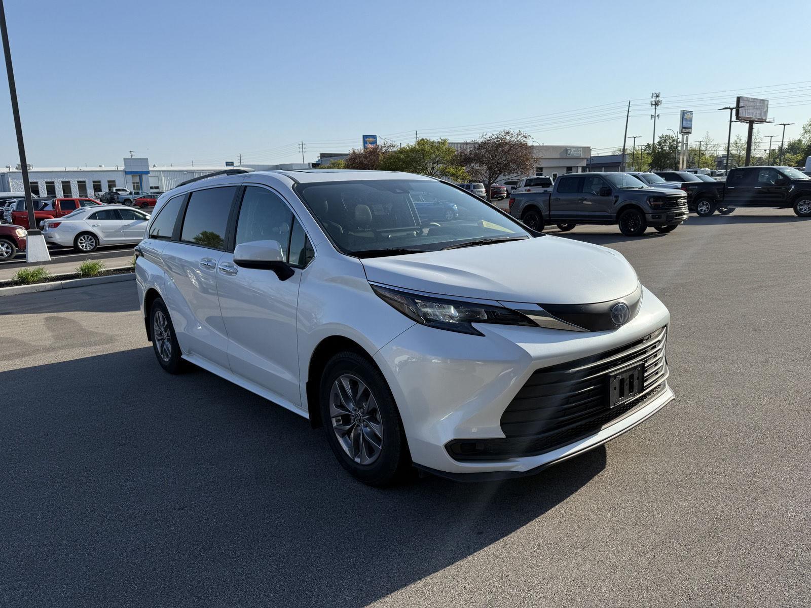 White 2025 Toyota Sienna XLE 8-Passenger FWD Minivan Front-Wheel Drive