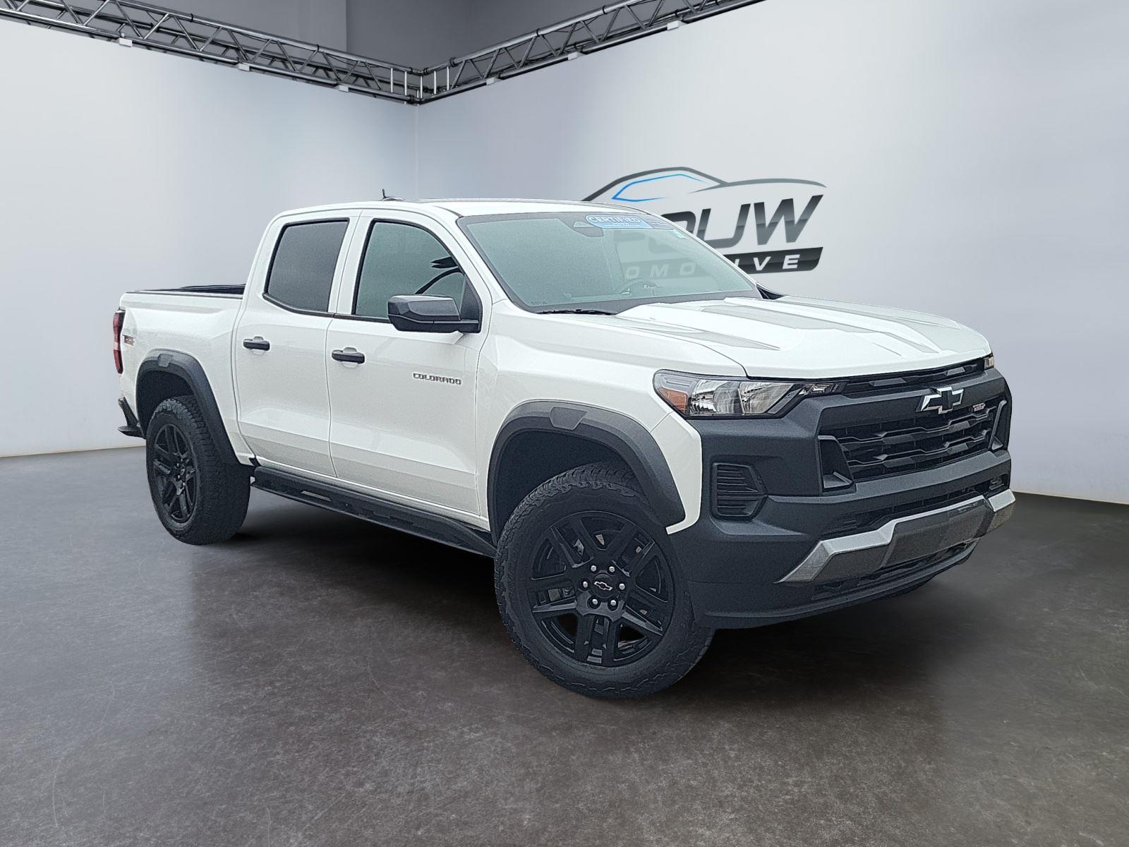 Summit White 2025 Chevrolet Colorado Trail Boss Crew Cab 4WD Pickup Truck Four-Wheel Drive 8-Speed Automatic