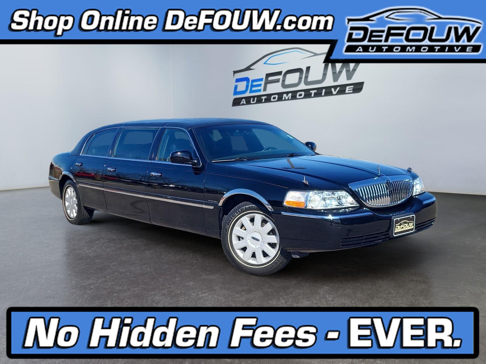 Black 2006 Lincoln Town Car Executive Sedan Rear-Wheel Drive