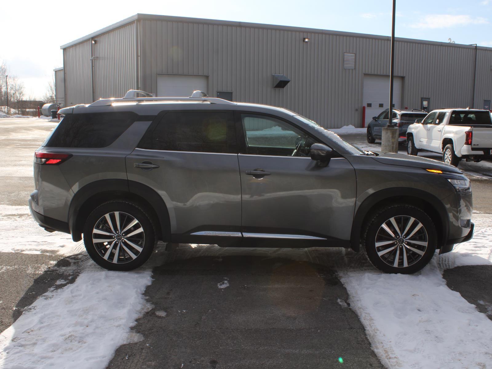 View vehicle photo 4