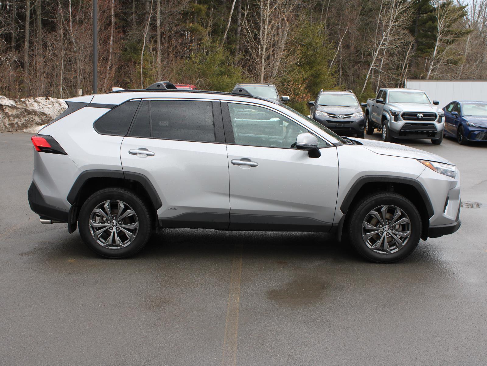 View vehicle photo 4