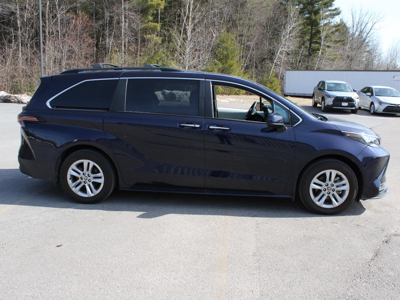 View vehicle photo 4