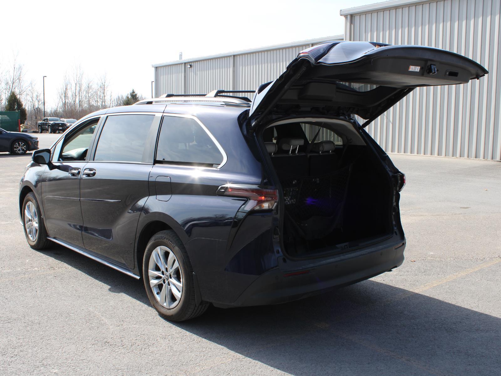 View vehicle photo 7