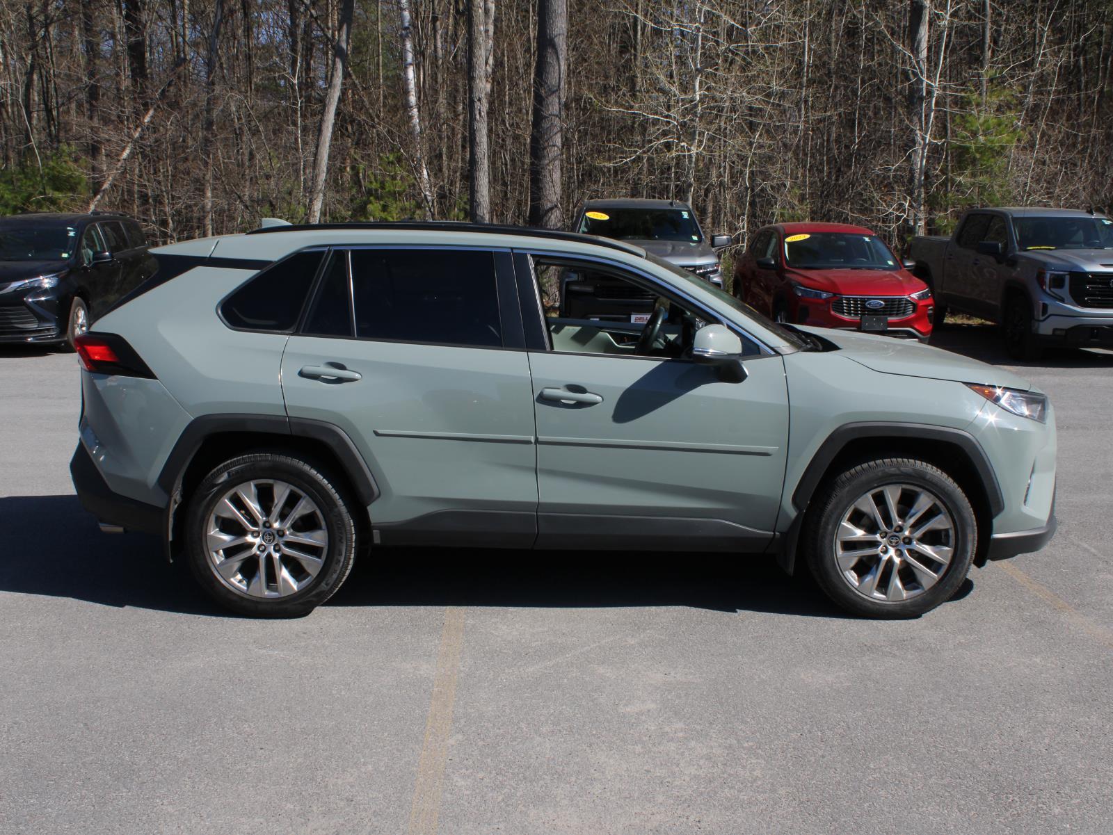 View vehicle photo 4