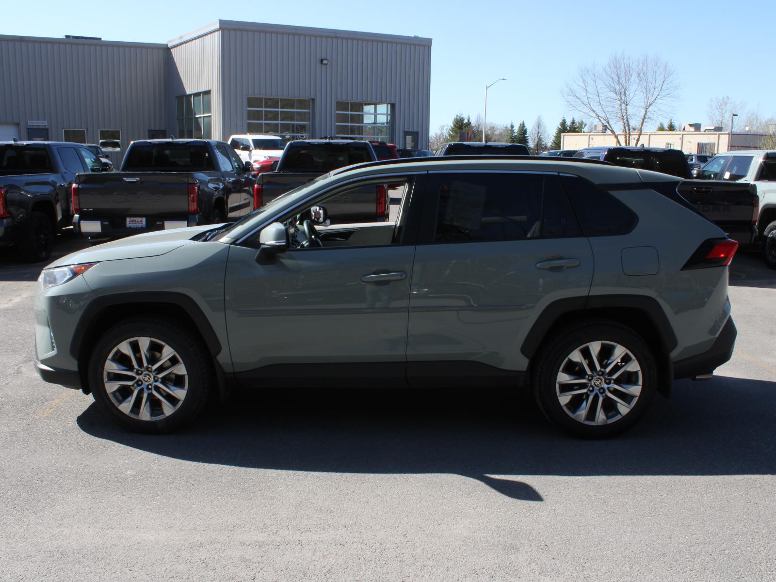 View vehicle photo 5