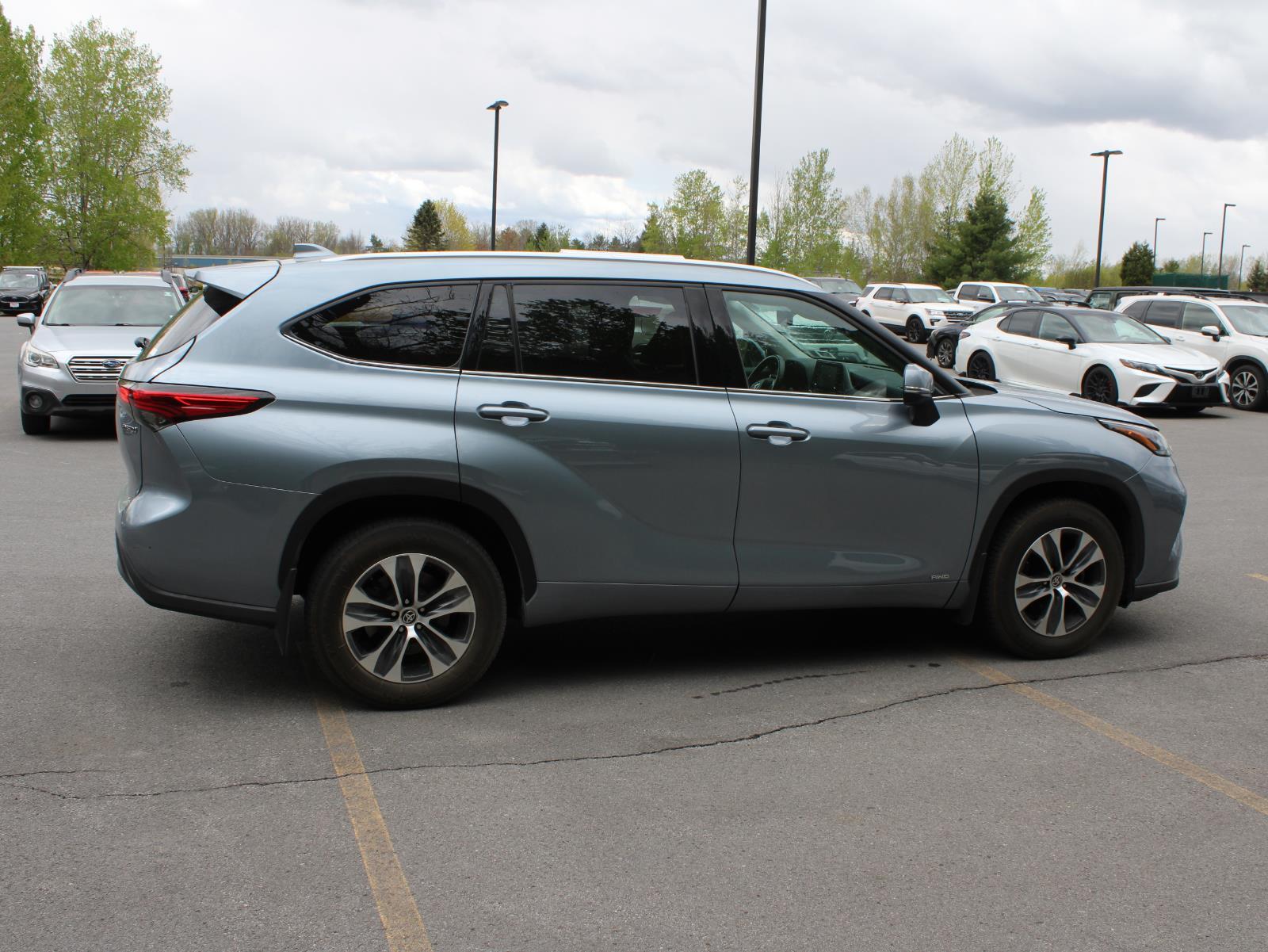 View vehicle photo 4