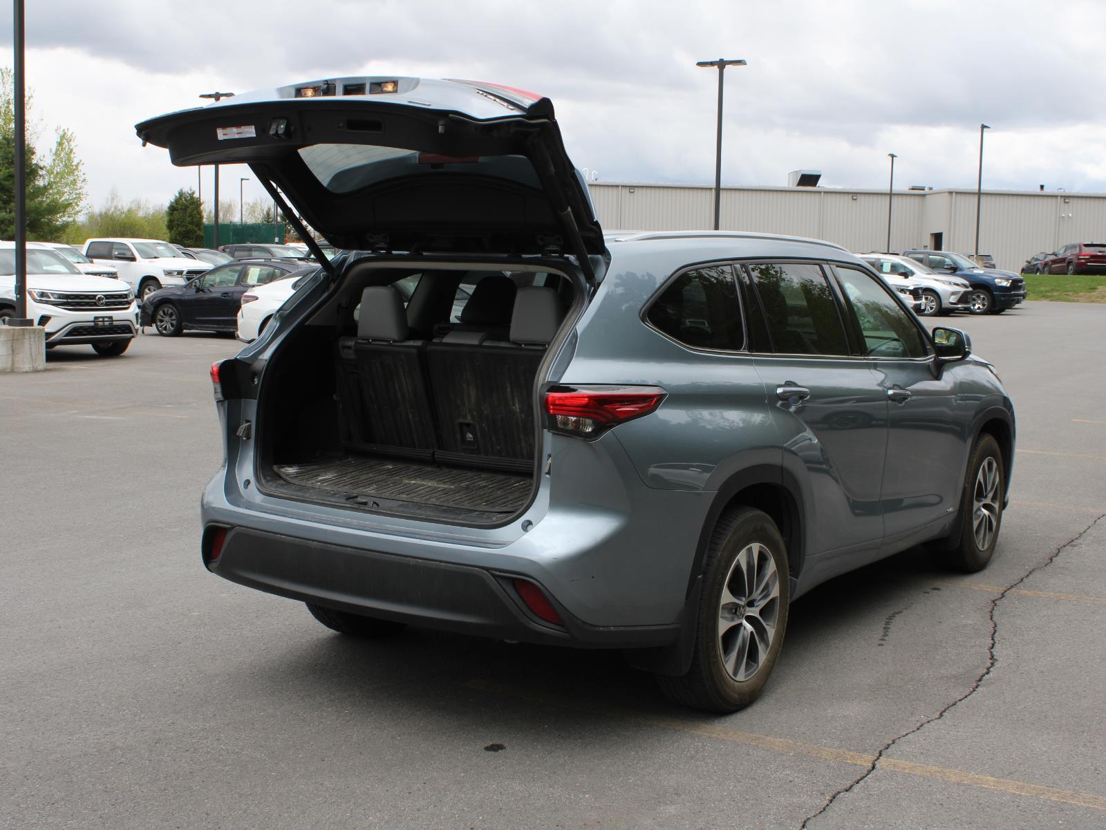 View vehicle photo 7