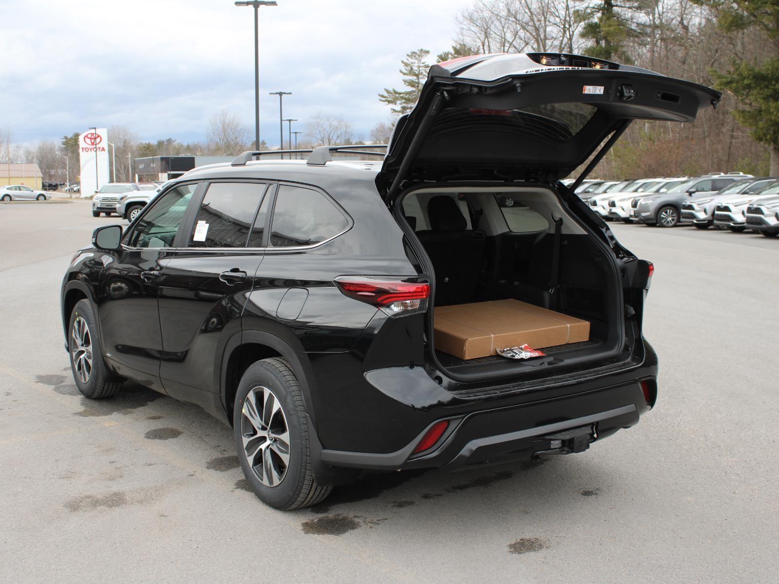 View vehicle photo 7