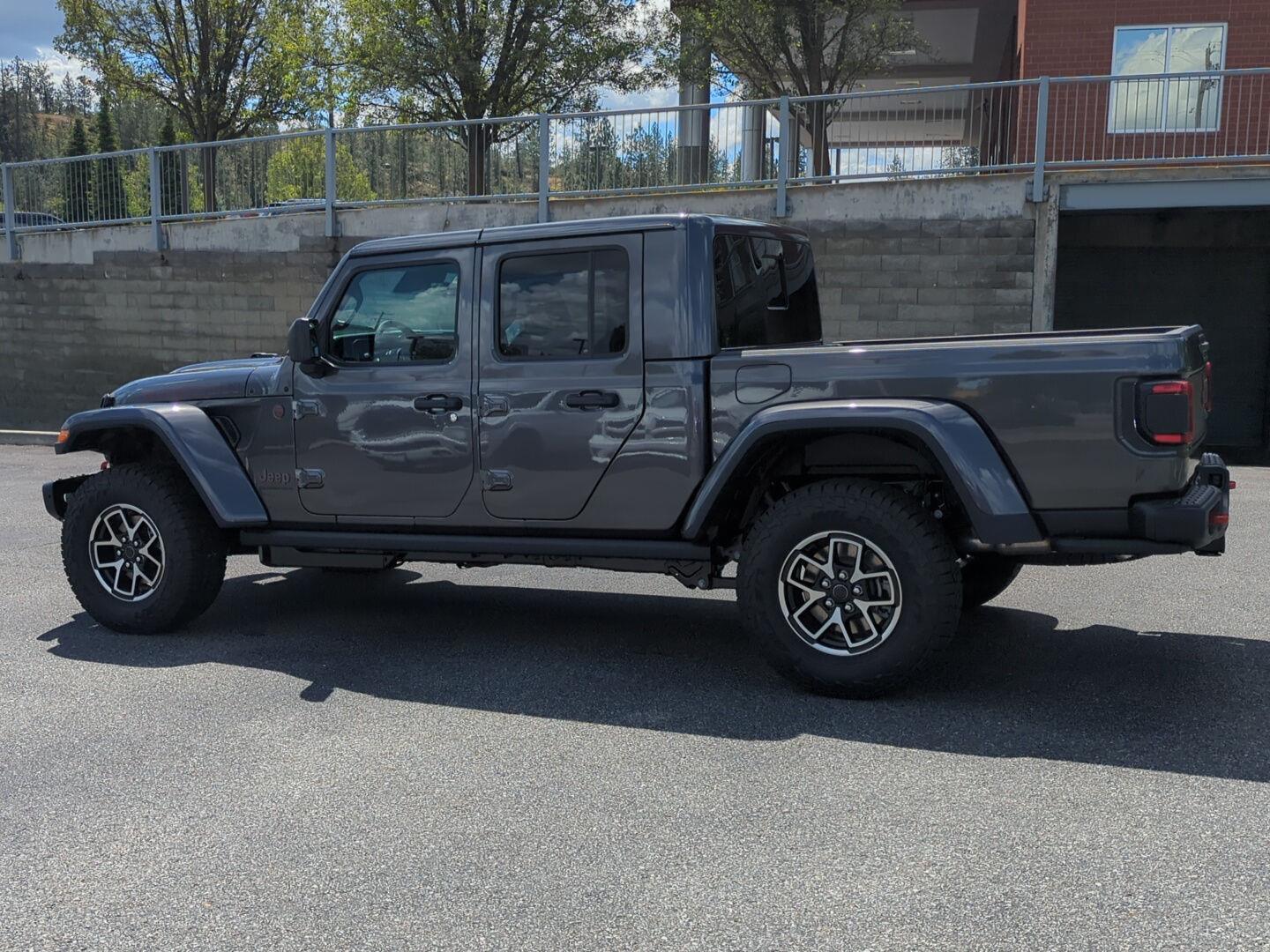 View vehicle photo 4