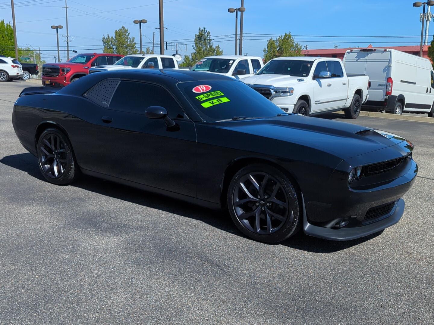 Pitch Black Clearcoat 2019 Dodge Challenger R/T RWD Coupe Rear-Wheel Drive 6-Speed Manual