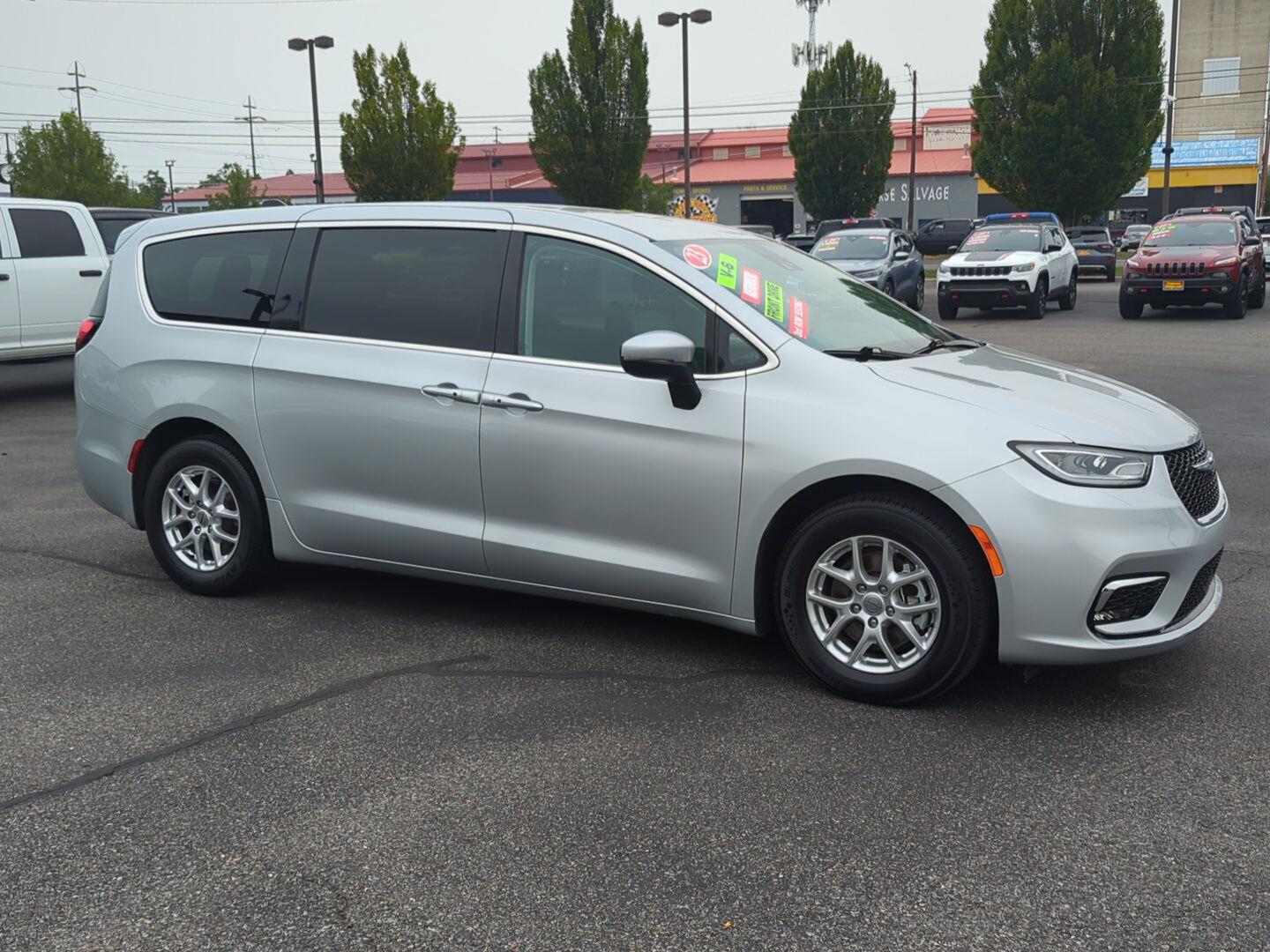 Silver Mist Clearcoat 2023 Chrysler Pacifica Minivan Front-Wheel Drive 9-Speed Automatic