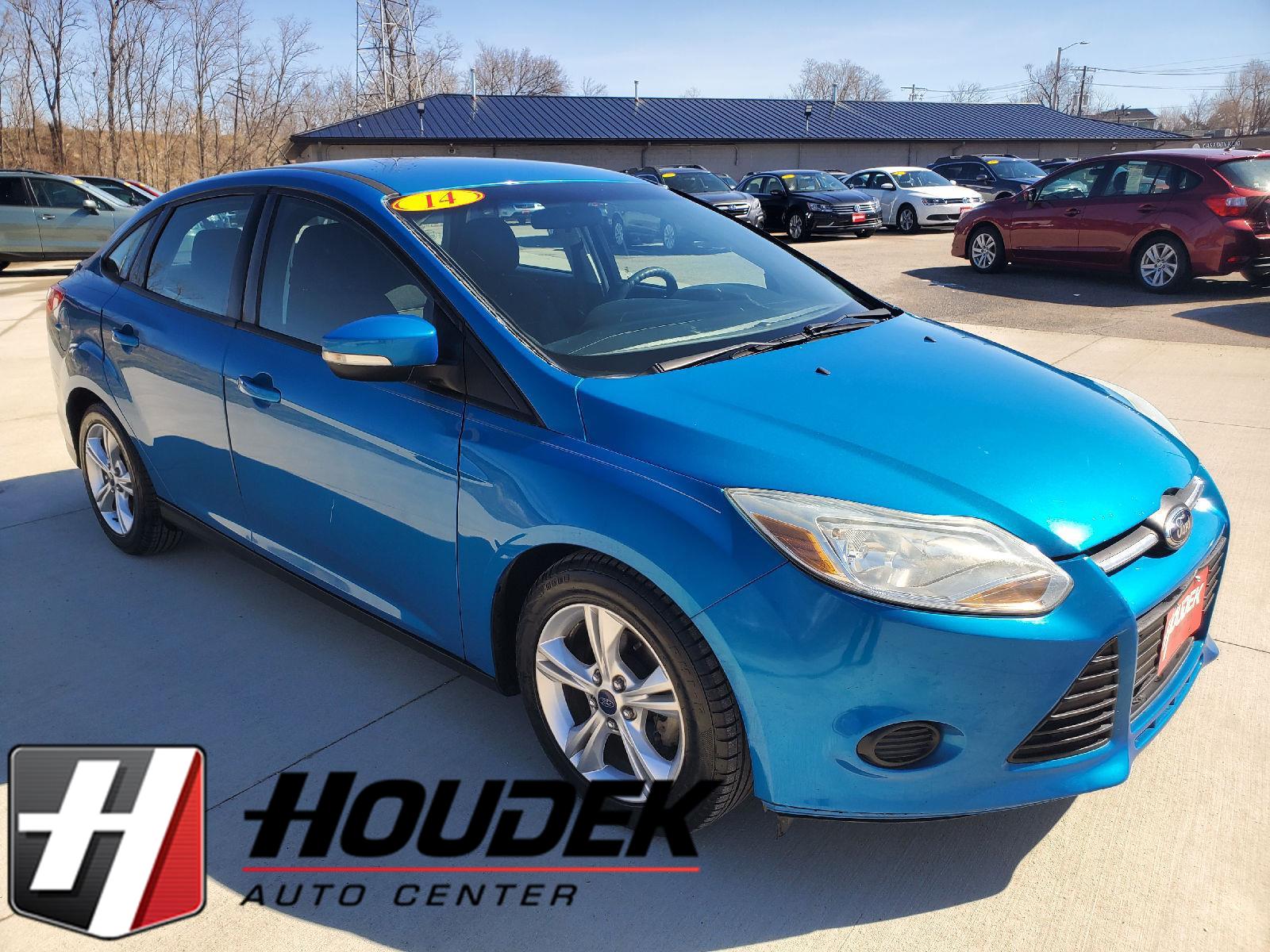 Performance Blue Metallic 2014 Ford Focus SE Sedan Front-Wheel Drive 5-Speed Manual