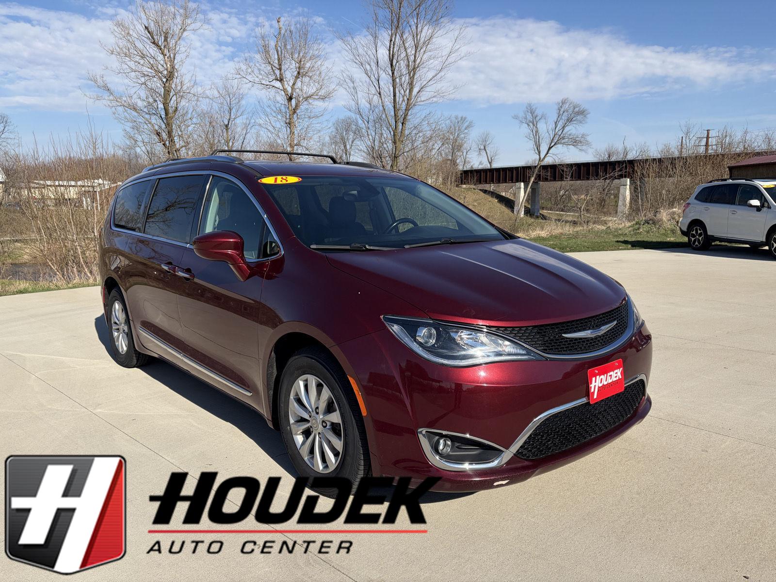 Velvet Red Pearlcoat 2018 Chrysler Pacifica Touring L FWD Minivan Front-Wheel Drive 9-Speed Automatic