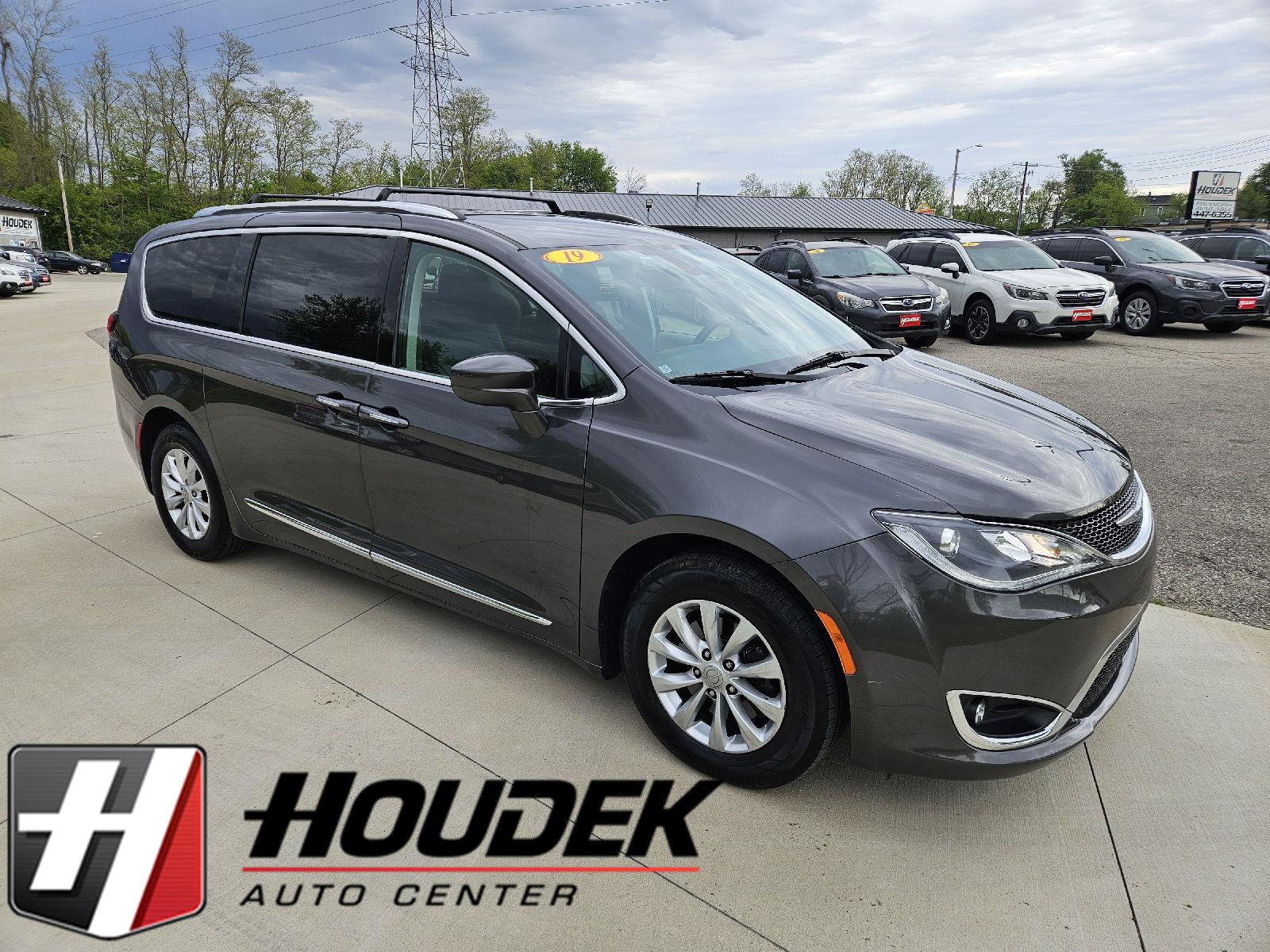 Gray (Granite Crystal Metallic Clearcoat) 2019 Chrysler Pacifica Touring L FWD Minivan Front-Wheel Drive 9-Speed Automatic