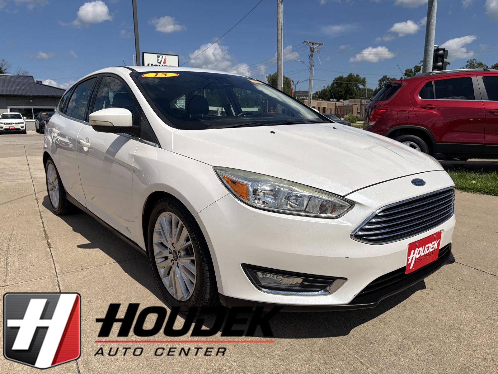 White Platinum Metallic Tri-Coat 2015 Ford Focus Hatchback Front-Wheel Drive Automatic